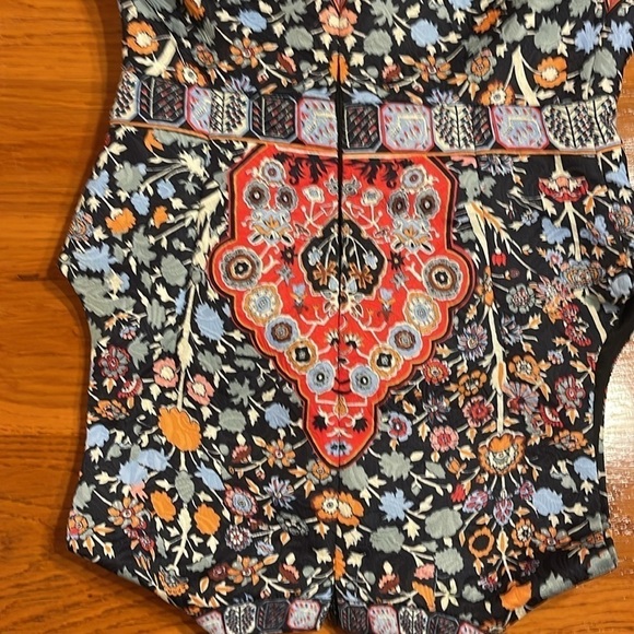 Unbranded fully lined skater dress with vibrant, interesting print & embroidery - Picture 10 of 10